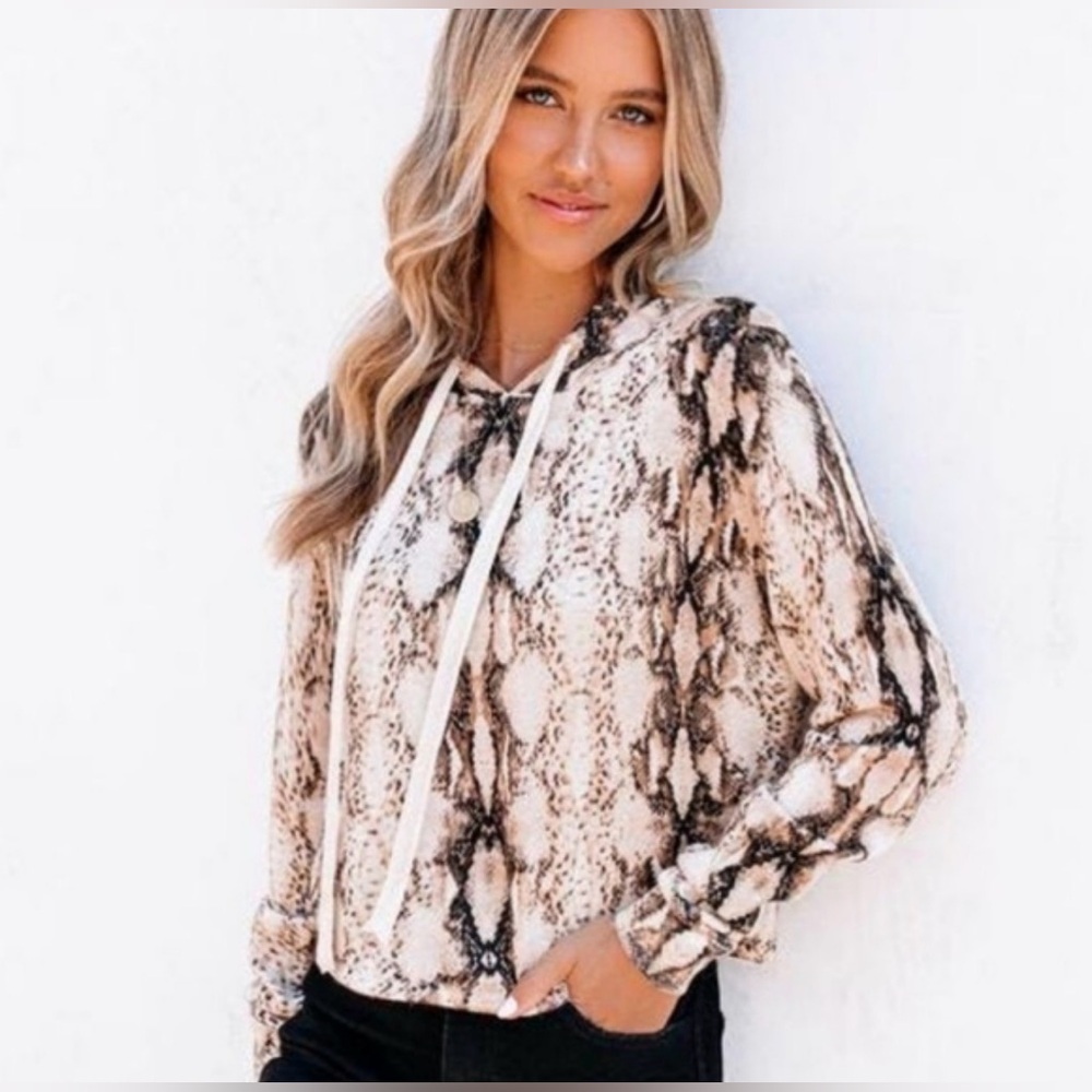 Vici Snakeskin Print  crop Hoodie in Cream and Black M wool blend